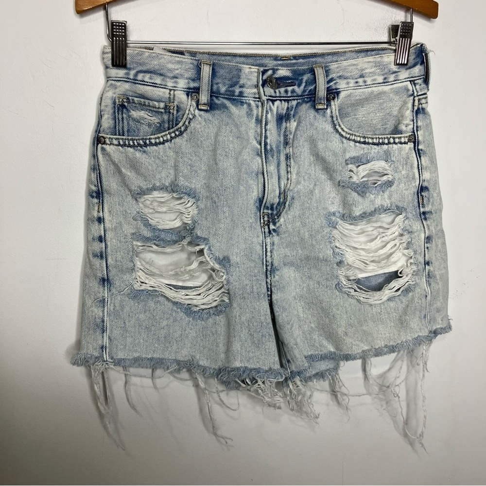 American Eagle Outfitters mom shorts light wash destroyed dem women’s size 4